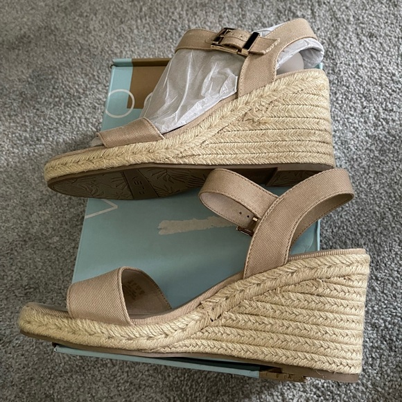 Elegant Beige Wedge Sandals - Picture 10 of 13